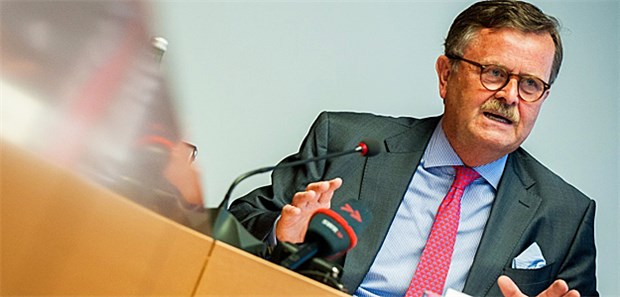 Die Verantwortung für die GOÄ-Novelle läuft auf BÄK-Präsidenten Montgomery zu.