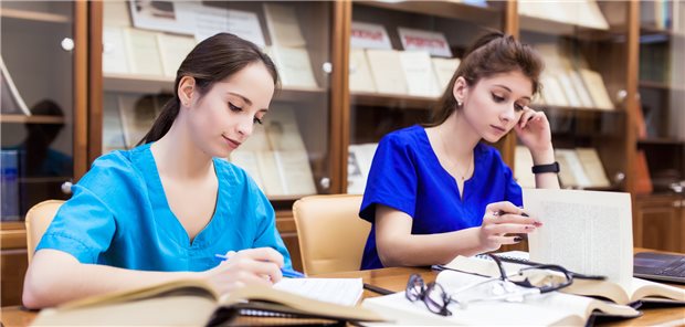 Die Vereinigung der Pflegenden in Bayern wirbt für eine akademische Pflegeausbildung und hat ein Konzept zum Aufbau von Lehreinrichtungen entwickelt.