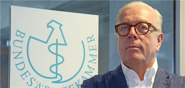 BÄK-Präsident Reinhardt unterstützt Verkürzung des Genesenenstatus Die Verkürzung des Genesenenstatus wird nicht dazu führen, dass andere Impfwillige nicht zum Zuge kommen, es sei genug Impfstoff in den Zentren und Praxen vorhanden, so BÄK-Präsident Dr. Klaus Reinhardt.