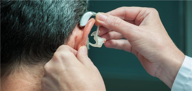 Die Versorgung mit einem Hörgerät ist eine nichtoperative Intervention, die sich in einer schottischen Studie positiv auf die Lebensqualität der Patientinnen und Patienten mit Hörverlust ausgewirkt hat.
