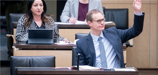 Länderkammer gibt grünes Licht für Corona-Sozialschutz-Paket Die Vertreter der Bundesländer - hier mit Michael Müller (r, SPD), Regierender Bürgermeister von Berlin, und Dilek Kalayci, Berlins Gesundheitssenatorin, stimmten bei der Sondersitzung des Bundesrats für das umfangreiche Maßnahmenpaket zur Bekämpfung der Corona-Krise.