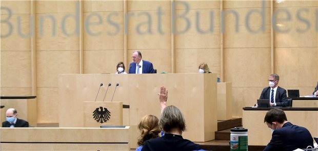 Bundesrat macht Weg für Corona-Geimpfte und -Genesene frei Die Vertreter der der Bundesländer stimmen in der Länderkammer über
eine Verordnung zur Rückgabe von Rechten an Geimpfte und Corona-Genesene ab.