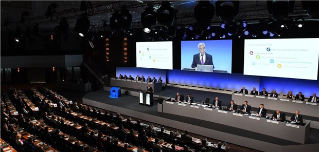 Stühlerücken im Vorstand der apoBank Die Vertreterversammlung der apoBank vor der Corona-Pandemie vor zwei Jahren. Wie 2020 trafen sich die Vertreter in diesem Jahr allerdings wiederum virtuell. Nur die Vorstände und Aufsichtsratsmitglieder saßen mit Sicherheitsabstand in Düsseldorf auf dem Podium. (Archivbild)