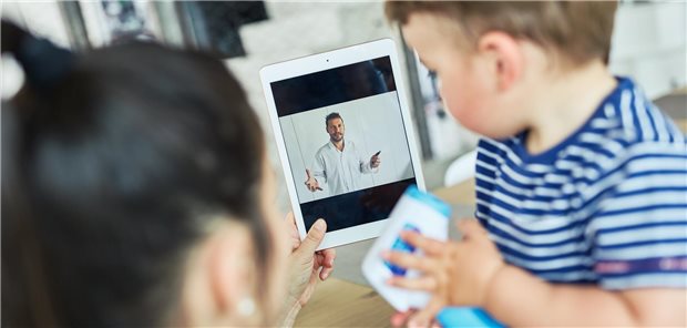 Kind schaut auf Tablet