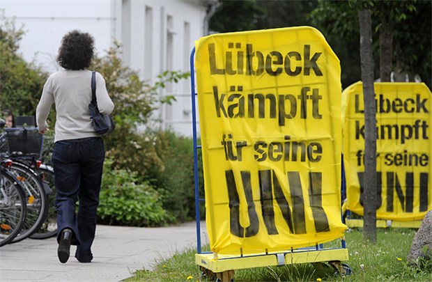 Lübeck demonstriert für den Erhalt des Medizinstudiengangs Die Vorbereitungen für die Demonstration am Mittwoch laufen: Lübeck kämpft für seine Uni. © dpa