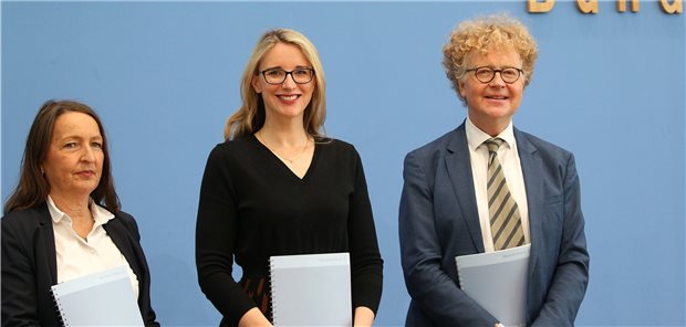 Ethikrat mahnt umfassende Durchimpfung gegen Corona an Die Vorsitzende des Deutschen Ethikrates Alena Buyx (M), stellte am Montag gemeinsam mit den Ethikratmitgliedern Sigrid Graumann und Andreas Lob-Hüdepohl den Bericht zum Thema „Vulnerabilität und Resilienz in der Krise - Ethische Kriterien für Entscheidungen in einer Pandemie“ vor. Darin beziehen sie Position zur allgemeinen Impfpflicht.