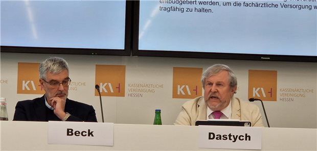 KV Hessen schwebt Strafgebühr für steuerungsunwillige Patienten vor Die Vorstandsvorsitzenden der KV Hessen, Frank Dastych (rechts) und Armin Beck, präsentieren in Frankfurt ihre Forderungen an die nächste Bundesregierung.