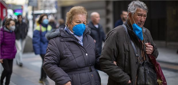 WHO sieht COVID-19 weiter als Bedrohung und fordert mehr Prävention Menschen in Madrid mit Mundschutz