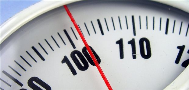 Eine Waage zeigt auf über 100 Kilogramm.