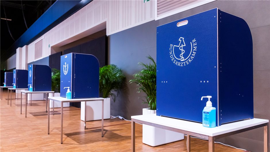Die Wahlkabinen warten: Gewählt wird der neue oder die neue BÄK-Vize. Mit 157 St...