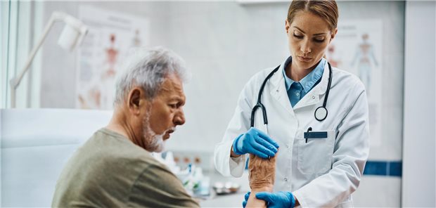 Lauterbach besetzt alle Bundesoberbehörden mit Männern Ärztin mit Patientin