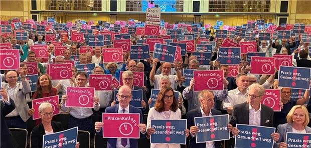 Die Warnung vor dem Praxenkollaps war bei der Krisensitzung von KBV und Verbänden in Berlin schwer zu übersehen. Um aus der Krise herauszukommen, könnte es auch der Selbstverwaltung helfen, einmal den Blick zu weiten.