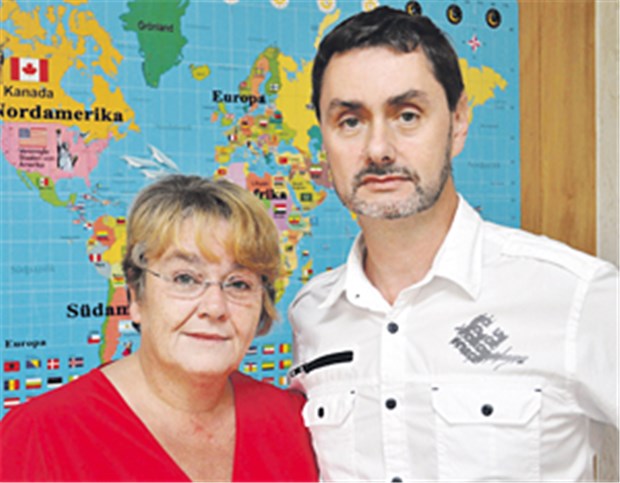 Grönland, Samoa, Dithmarschen - die Karriere eines Hausarztes Die Weltkarte erinnert Gudrun und Dr. Gerrit Tarrach an die zahlreichen Stationen auf der Erde, die das Ehepaar durch seine Arbeit kennengelernt hat.