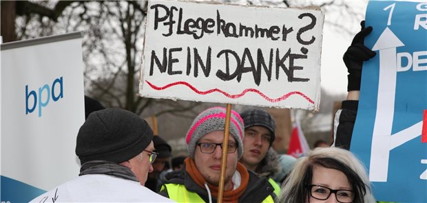 Die Widerstände gegen die Pflegekammern sind seit Jahren teilweise groß. Hier eine Demonstration 2015 in Kiel.