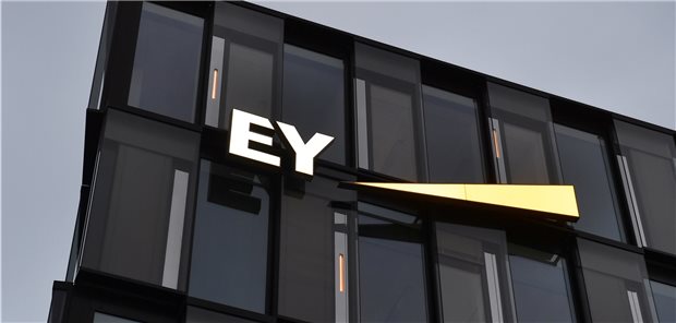 BMG hat die Schutzmaterial-Beschaffung teuer ausgelagert Die Wirtschaftsprüfer von Ernst & Young (EY) beschaffen im Auftrag des BMG Schutzausrüstung und kassieren dafür zehn Millionen Euro.