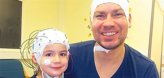 Taube Kinder lernen Wörter schneller Die Wissenschaftler untersuchten mithilfe eines EEGs die Hirnströme von Kindern mit Cochlea-Implantat, während sie neue Wörter lernten.