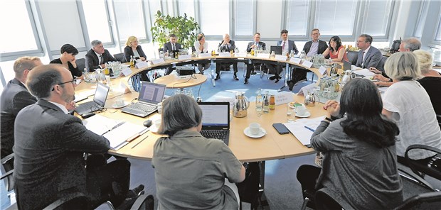 Die Wissenschaftliche Kommission für ein modernes Vergütungssystem bei der Eröffnung ihrer ersten Sitzung. Bis Ende 2019 haben die Mitglieder Zeit, Vorschläge zu erarbeiten.