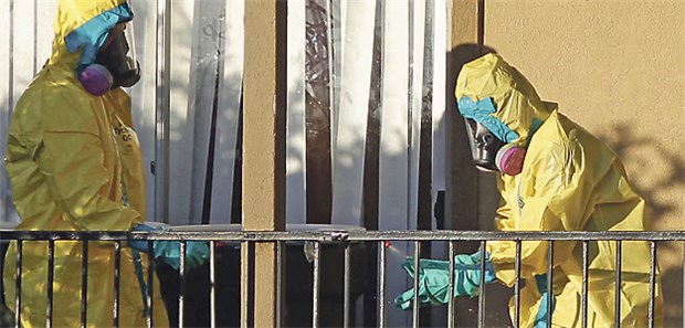 Behörden im Kreuzfeuer Die Wohnung des an Ebola gestorbenen Thomas Eric Duncan wird desinfiziert. Die Familie war Tage in der Ebola-verseuchten Wohnung geblieben.