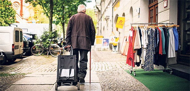 Berlin - Hauptstadt der Alten? Die Zahl alter Menschen steigt in Berlin rasant. Der Gesundheitssenator sucht geeignete Versorgungskonzepte.