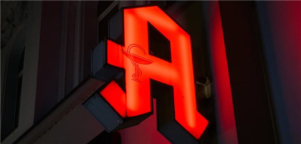 Apothekenlogo an Gebäude