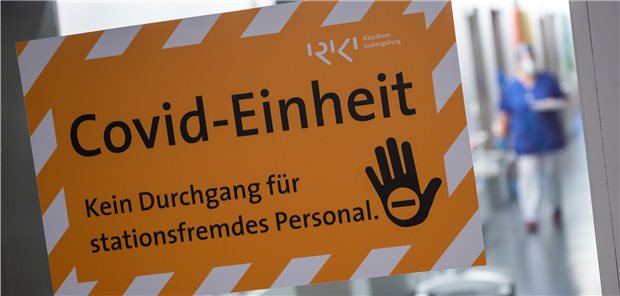 Ein Schild an einer Glastür im RKH Klinikum Ludwigsburg weist auf die „COVID-Einheit“ hin.