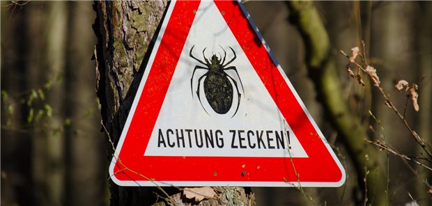 Ein Schild Achtung Zecken