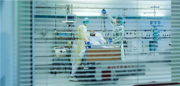 Die Zahl der Intensivbetten und Beatmungsplätze wird mancherorts knapp. 