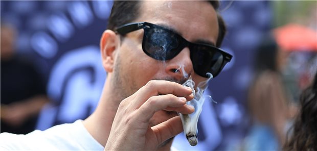 Problematischer Cannabis-Konsum hat zugenommen Junger Mann mit Joint und Sonnenbrille