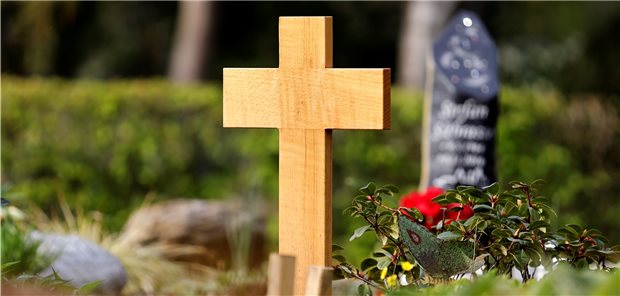 Zahl der Todesfälle in Deutschland auch wegen Corona gestiegen Die Zahl der Todesfälle in Deutschland ist im Jahr 2020 um rund fünf Prozent gestiegen. Den Zuwachs führt das Statistische Bundesamt auch auf das Coronavirus zurück.