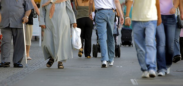 Einwohnerzahl in Deutschland sinkt um 100.000 Die Zahl der deutschen Einwohner hat im vergangenen Jahr um rund 100.000 Menschen abgenommen.