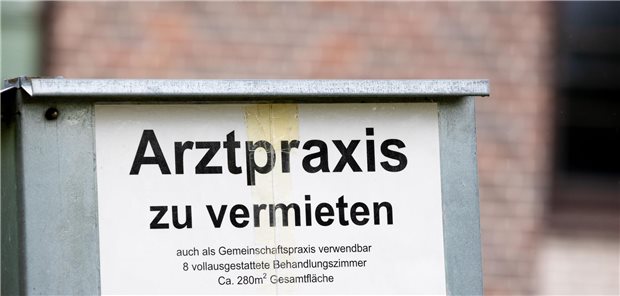 Mehr offene Hausarztsitze in Thüringen – KV fordert höhere Landarztquote Schild mit Aufschrift "Arztpraxis zu vermieten"