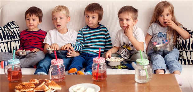 Kinder und Lebensmittelwerbung: „Selbstverpflichtungen bringen nichts“ Die Zeit, die Kinder vor dem Fernseher verbringen, ist in den vergangenen Jahren zwar etwas zurückgegangen, aber dafür werden sie heute wesentlich gezielter von der Lebensmittelindustrie angesprochen als früher.