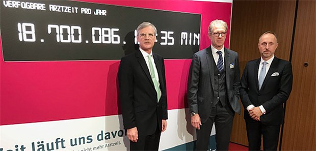 Alle vier Stunden ein Arzt weniger "Die Zeit läuft uns davon": Die verfügbare Arztzeit pro Jahr ist im Sinkflug, beklagen die KBV-Vorstände Dr. Thomas Kriedel (v.l.), Dr. Andreas Gassen und Dr. Stephan Hofmeister.