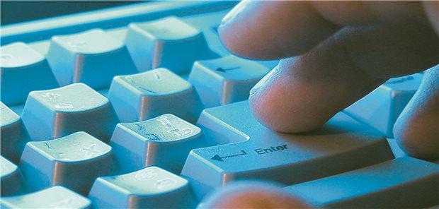 gematik: Nahezu alle PVS haben inzwischen eine ePA-Zertifizierung Hand tippt auf Tastatur.