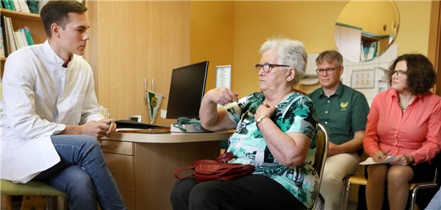 Giuliano Bandiko (l-r), Medizinstudent im 14. Semester, Gerda Schmidt (76), Patientin, und die Prüfer Stefan Zutz, Allgemeinmediziner, und Jana Jünger, Institut für medizinische und pharmazeutische Prüfungsfragen, sitzen in der Praxis für Allgemein- und Familienmedizin von Dr. Stefan Zutz bei der deutschlandweit ersten Prüfung unter den Vorgaben des Masterplan Medizinstudiums 2020.