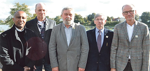 Praxisnetz-Pionier stellt sich für die Zukunft neu auf Die aktuelle MQR (v.l.n.r.): Dr. Yisak Girma, Winfried Buss (fachärztliche Vertreter im Vorstand), Michael Sturm (Vorsitzender des Aufsichtsrates), Dr. Helmut Scholz, Dr. Hendrik Schönbohm (hausärztliche Vertreter im Vorstand).
