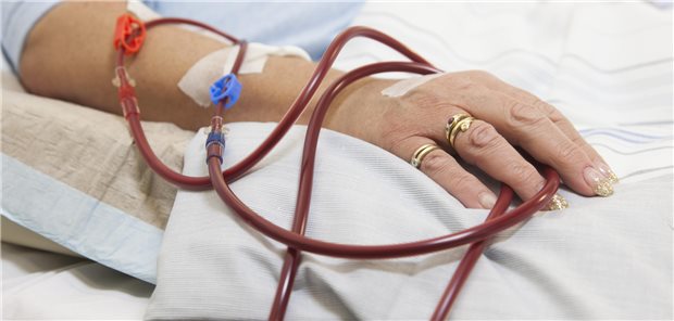 Die ambulante Dialyse wird für die nephrologischen Zentren als Anbieter immer teurer. Jetzt wollen sie die Kassen mit ins Boot holen.
