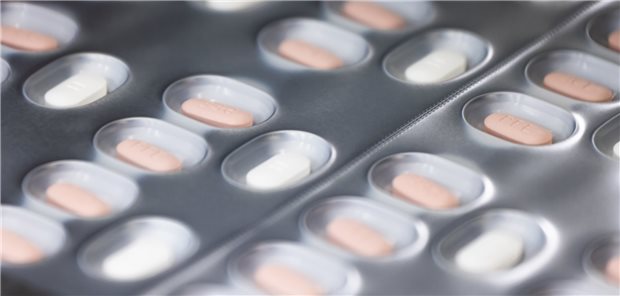 Die antivirale Therapie mit Paxlovid® gegen eine COVID-19-Erkrankung besteht aus zwei 2 Tabletten Nirmatrelvir (rosa Filmtablette) und einer Tablette Ritonavir (weiße Filmtablette), die gleichzeitig zweimal täglich eingenommen werden sollen.