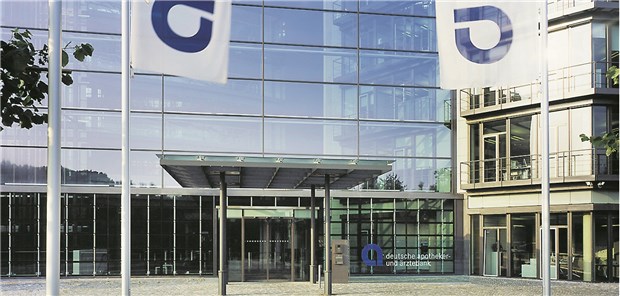 apoBank sieht Niederlassung als Bollwerk gegen Konzernmedizin Die apoBank in Düsseldorf: Das auf Heilberufler spezialisierte Geldhaus hat im vergangenen Jahr mehr als 20000 neue Kunden gewonnen.