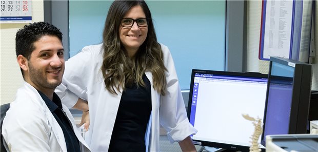 Die argentinischen Ärzte Alvaro Navarro (l.) und Diana Grau, die aus ihrer Heimat nach Leer (Niedersachsen) gekommen sind, um dort im Krankenhaus zu arbeiten (Archivbild). Der Sachverständigenrat Integration und Migration betont in einem Gutachten die herausragende Bedeutung von Gesundheitsfachkräften aus dem Ausland für Deutschland.