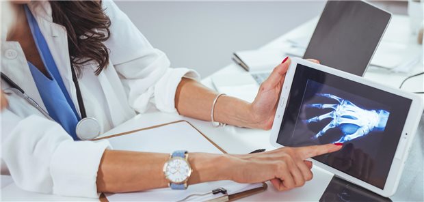 Die aus experimentellen sowie klinischen Studien gewonnenen neuen Erkenntnisse zu rheumatoider Arthritis ermöglichen nicht nur ein besseres Verständnis der Pathogenese der Krankheit und charakterisieren diese genauer, sondern liefern auch Erkenntnisse für ein effektiveres präklinisches Management der Erkrankung. (Symbolbild)
