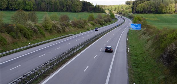 Fast 2.000 Gerichtsverfahren gegen Lockdown in Bayern Die bayerische Ausgangssperre im ersten Corona-Lockdown sorgte für leere Autobahnen, hier die A96 bei Mindelheim.