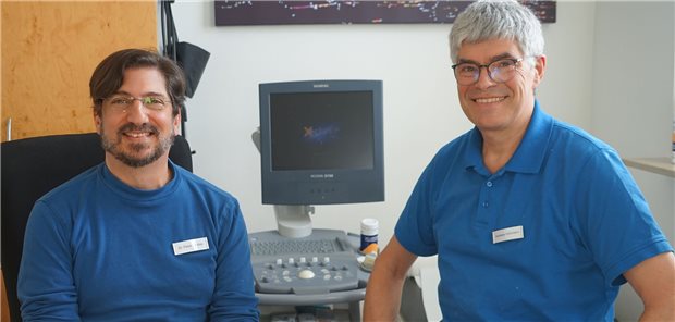 Die beiden Allgemeinmediziner Dr. Peter Chefalo (links) und Dr. Andreas Hickmann arbeiten künftig in Anstellung im frisch gegründeten Medizinischen Versorgungszentrum (MVZ) in Hickmanns alten Praxisräumen in Schneeberg.
