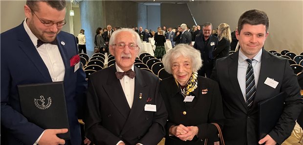 Herbert-Lewin-Preis für Amir Wechsler und Aaron Pfaff Die beiden Preisträger Dr. med. Amir Wechsler (l.) und Aaron Pfaff (r.) mit den Holocaust-Überlebenden Leon Weintraub und Margot Friedländer.