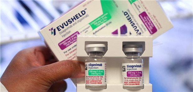 Die beiden monoklonalen Antikörper von Evusheld® werden kurz hintereinander injiziert.