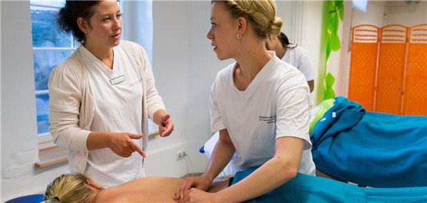 Die berufsschulische Ausbildung der Physiotherapeutinnen und -therapeuten soll nach dem Willen der Koalition erhalten bleiben. Berufsverbände befürworten überwiegend die akademische Qualifizierung.