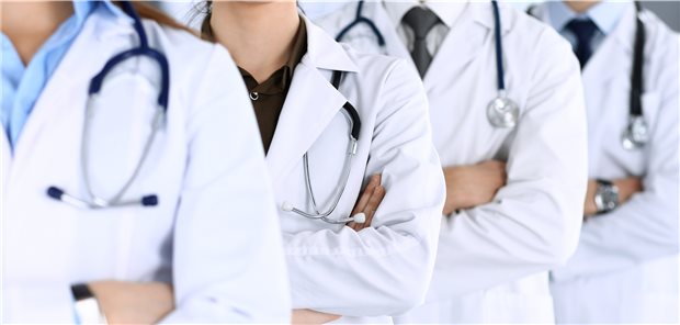 Die berufstätige Ärzteschaft wuchs im vergangenen Jahr um 6999 Medizinerinnen und Mediziner. 