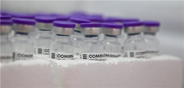 Die bisherigen Ampullen des Corona-Impfstoffs Comirnaty® von Biontech/Pfizer sind auch an dem violetten Deckel zu erkennen. Die Neuformulierung des Impfstoffs soll einen grauen Deckel bekommen.