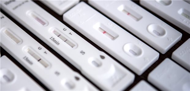 Die bundesweite Corona-Prävalenz war in der zweiten und dritten Welle mit 3,3 Prozent deutlich höher als in der ersten Welle.