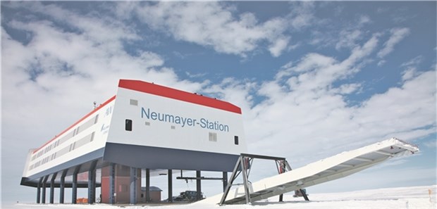 Ewiges Eis und hungrige Männer Die deutsche Neumayer-Station III in der Antarktis. Zum Überwintern bleibt ein 12köpfiges Team.